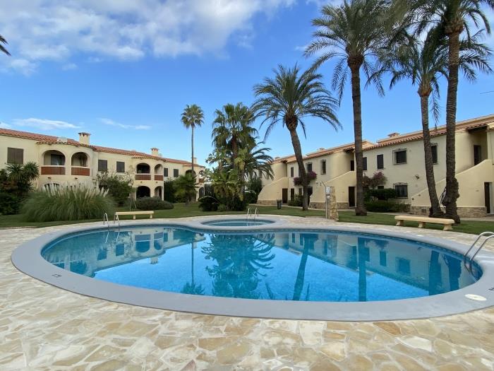 Bungalow planta baja para 5 personas en urbanización con salida directa al mar.