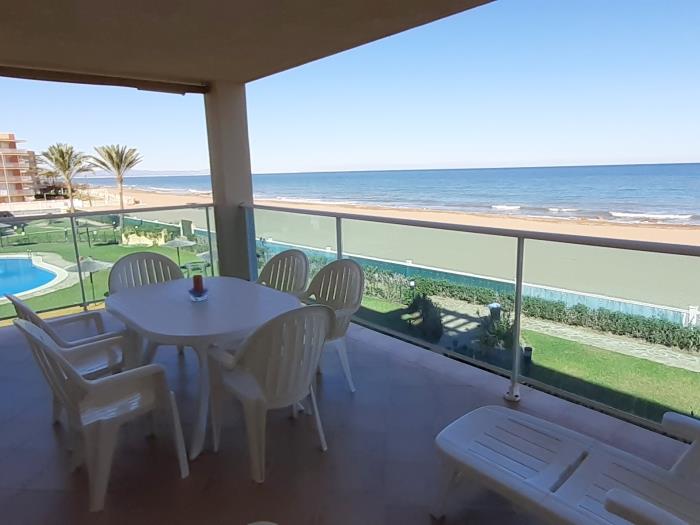 Apartamento primerísima línea de playa para seis personas.