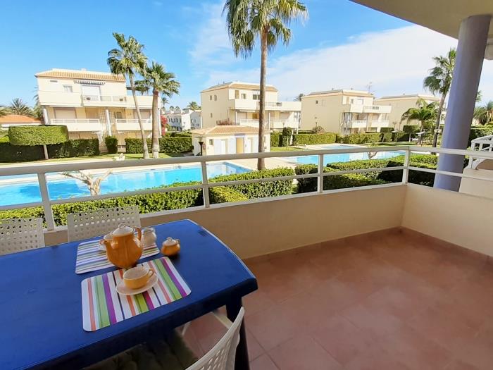 Appartement de 3 chambres pour 6 personnes avec piscine et tennis.