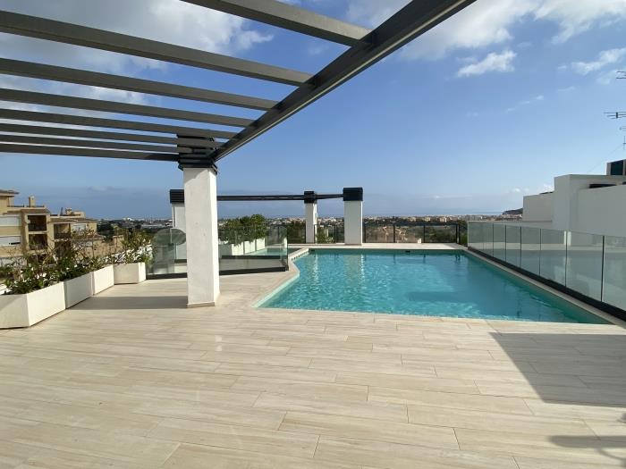 Appartement au rez-de-chaussée avec terrasse, 2 chambres et piscine.