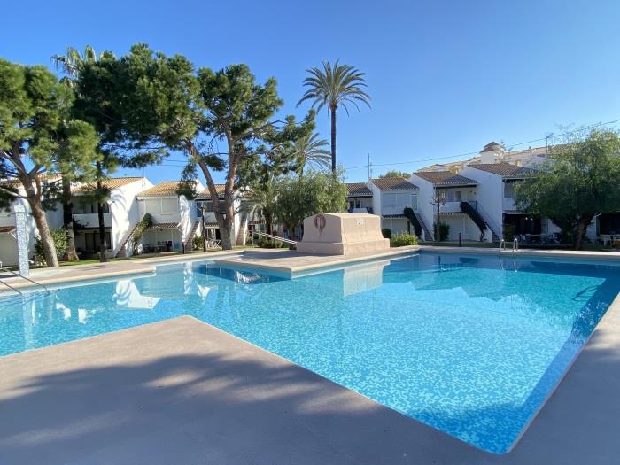 Bungalow 2 chambres pour 5 personnes avec piscine, l'urbanisation Holiday Park.
