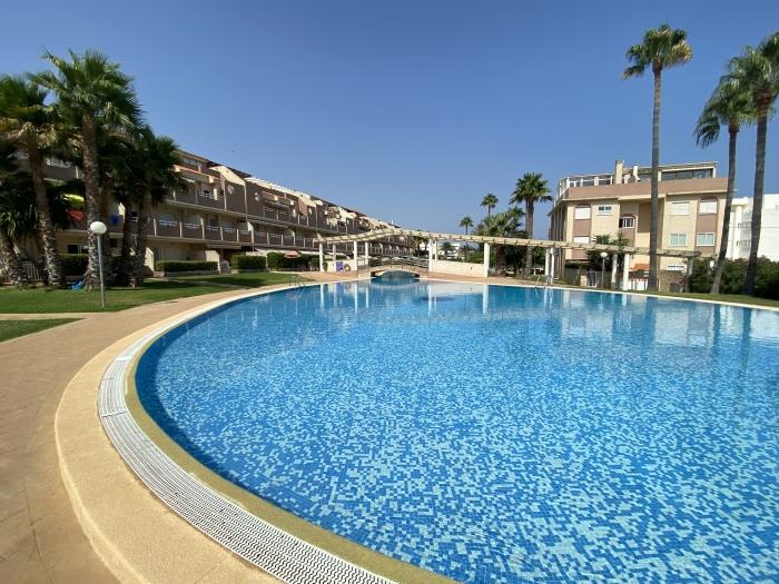 Apartamento en planta baja para 4 personas con piscina, pádel y terraza.