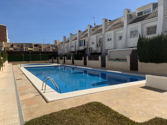 Increíble adosado en alicante. 3 habitaciones + piscina común. 500m de la playa