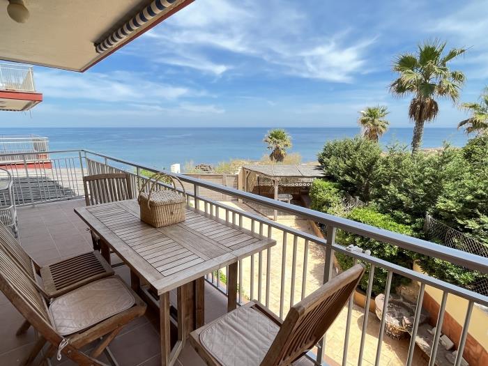 Apartamento en primera línea de playa para 6 personas con piscina y parking