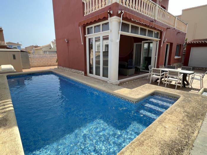 Villa avec piscine privée avec 4 chambres pour 7 personnes.