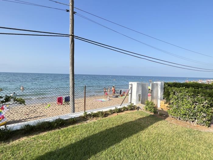 Urb. Les Arenes, primera línea de playa para 4 personas con piscina.