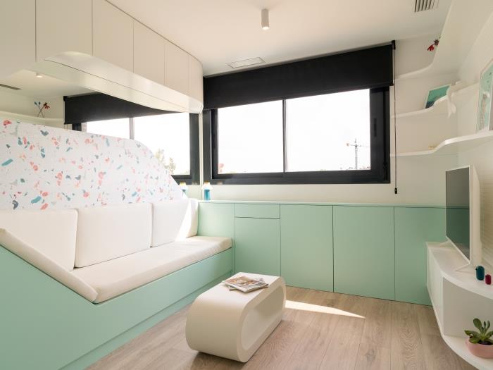 Appartement design pour 2 personnes avec piscine commune et salle de sport.