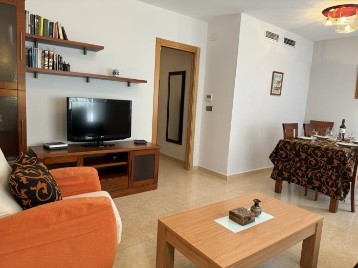 Piso 3 hab. céntrico en Alicante, luminoso, cocina equipada, 2 baños, balcón.