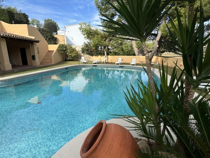 Superbe bungalow à Moraira, 3 chambres, 3 sdb + piscine. 6 pers
