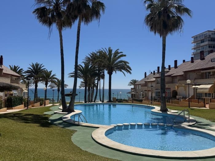 Bungalow con piscina y vistas al mar en Muchavista Alicante